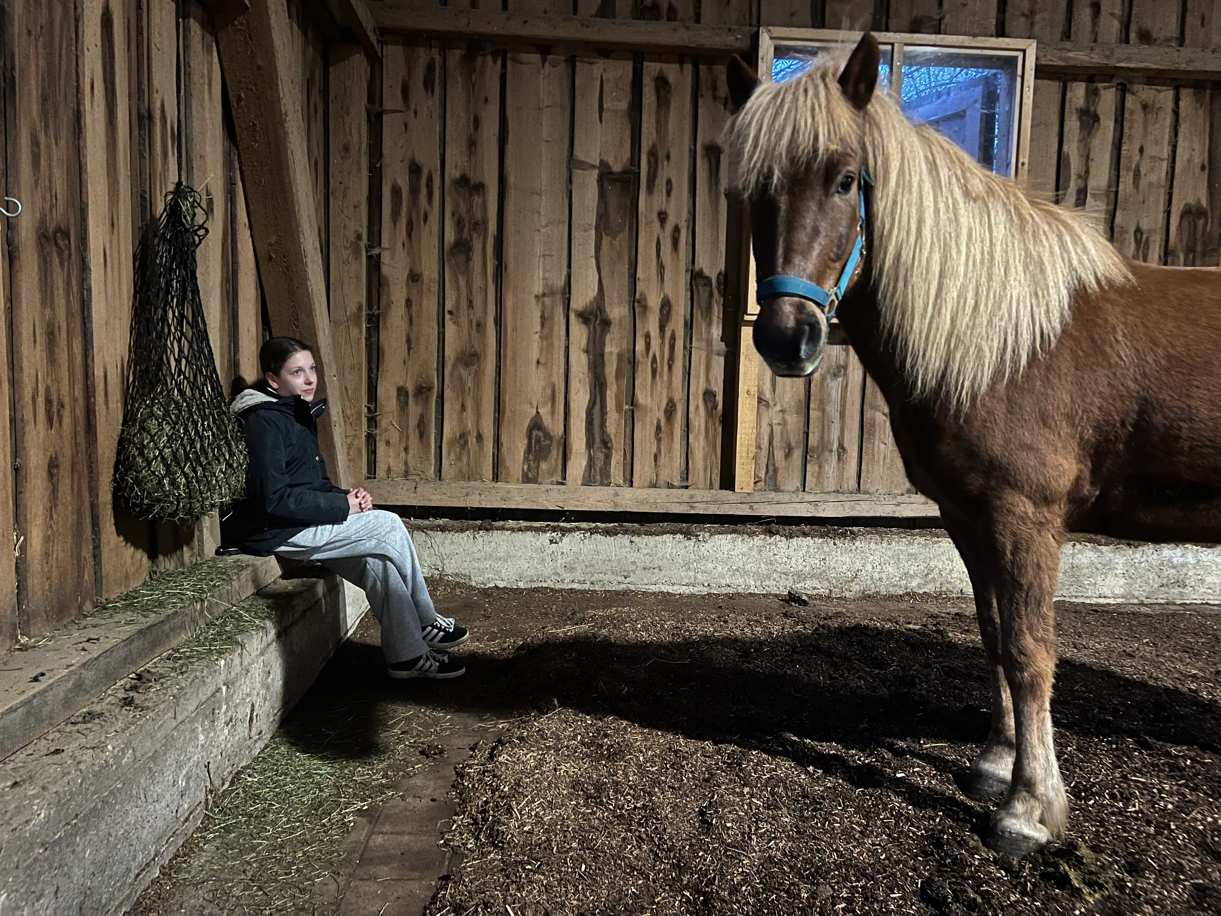 Eva-Maria Seiler mit Pony am Stall